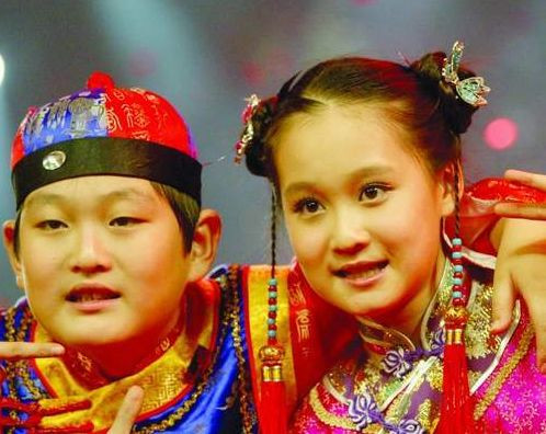 Hai chị em sinh đôi Nựu Nựu và Ngưu Ngưu, con của đạo diễn Triệu Bản Sơn. Cả hai chị em đều là những gương mặt nổi trội trong các hội diễn về múa. Hai chị em 12 tuổi trong dịp tham dự hội múa đầu xuân tại thành phố Liêu Ninh năm ngoái đã dành được sự ngợi khen và cổ vũ nồng nhiệt của người xem. Cậu em Ngưu Ngưu được đánh giá là có thần thái của bố Bản Sơn, hai chị em tuy lần đầu kết hợp với nhau tại đêm diễn hôm đó nhưng được đánh giá là phối hợp nhịp nhàng trong điệu “Sinh nhật vui vẻ”. Hai chị em sinh đôi Nựu Nựu và Ngưu Ngưu, con của đạo diễn Triệu Bản Sơn. Cả hai chị em đều là những gương mặt nổi trội trong các hội diễn về múa. Hai chị em 12 tuổi trong dịp tham dự hội múa đầu xuân tại thành phố Liêu Ninh năm ngoái đã dành được sự ngợi khen và cổ vũ nồng nhiệt của người xem. Cậu em Ngưu Ngưu được đánh giá là có thần thái của bố Bản Sơn, hai chị em tuy lần đầu kết hợp với nhau tại đêm diễn hôm đó nhưng được đánh giá là phối hợp nhịp nhàng trong điệu “Sinh nhật vui vẻ”.