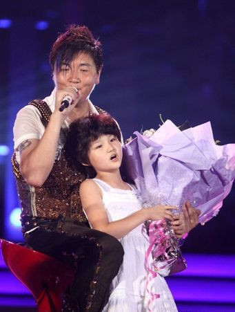 Cô bé Bảo Dao, 4 tuổi, con gái của ca sĩ Tôn Nam trong một lần biểu diễn chung với bố trong ca khú “Bảo bối”. Cô bé Bảo Dao, 4 tuổi, con gái của ca sĩ Tôn Nam trong một lần biểu diễn chung với bố trong ca khú “Bảo bối”.