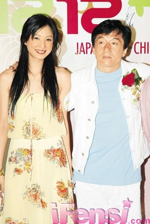 Trịnh Hy Dy đã từng thân mật và quấn quýt bên Thành Long.