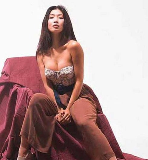 Ngô Gia Lệ từng hôn thắm thiết Thành Long và người ta tin là hai người cón là tình nhân của nhau.