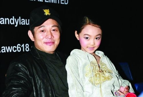 Cô bé A Jane, 6 tuổi là con gái của tài tử võ thuật Lý Liên Kiệt, A Jane từng là quán quân về nhảy nghệ thuật. Trong hội diễn “Lưu Đức Wonderful world 2007”, A Jane đã cùng biểu diễn cùng nghệ sĩ múa nổi tiếng Hoa Tử và trở thành nhân vật được chú ý nhất trong đêm diễn tối hôm đó. Hàng trăm ngàn khán giả có mặt trong phòng đều đồng loạt đứng dậy cổ vũ cho cô bé trong các điệu nhảy cực kỳ tinh tế, uyển chuyển bởi độ khó mà một cô bé 6 tuổi có thể làm được. Cô bé A Jane, 6 tuổi là con gái của tài tử võ thuật Lý Liên Kiệt, A Jane từng là quán quân về nhảy nghệ thuật. Trong hội diễn “Lưu Đức Wonderful world 2007”, A Jane đã cùng biểu diễn cùng nghệ sĩ múa nổi tiếng Hoa Tử và trở thành nhân vật được chú ý nhất trong đêm diễn tối hôm đó. Hàng trăm ngàn khán giả có mặt trong phòng đều đồng loạt đứng dậy cổ vũ cho cô bé trong các điệu nhảy cực kỳ tinh tế, uyển chuyển bởi độ khó mà một cô bé 6 tuổi có thể làm được.