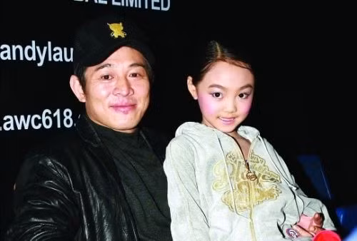 Cô bé A Jane, 6 tuổi là con gái của tài tử võ thuật Lý Liên Kiệt, A Jane từng là quán quân về nhảy nghệ thuật. Trong hội diễn “Lưu Đức Wonderful world 2007”, A Jane đã cùng biểu diễn cùng nghệ sĩ múa nổi tiếng Hoa Tử và trở thành nhân vật được chú ý nhất trong đêm diễn tối hôm đó. Hàng trăm ngàn khán giả có mặt trong phòng đều đồng loạt đứng dậy cổ vũ cho cô bé trong các điệu nhảy cực kỳ tinh tế, uyển chuyển bởi độ khó mà một cô bé 6 tuổi có thể làm được.