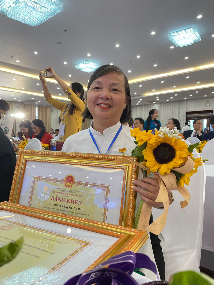 Nhà giáo Ưu tú Nguyễn Thị Thanh Hải nhận bằng khen của Bộ trưởng Bộ Giáo dục và Đào tạo công nhận “Nhà giáo tiêu biểu, xuất sắc giai đoạn 1982-2022&quot; (Ảnh: NVCC)