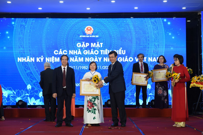 Nhà giáo Ưu tú Nguyễn Thị Thanh Hải nhận bằng khen của Bộ Giáo dục và Đào tạo nhân dịp kỷ niệm 40 năm Ngày Nhà giáo Việt Nam (Ảnh: NVCC)