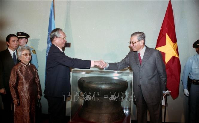 Nhân dịp tham dự Lễ kỷ niệm 50 năm Ngày thành lập Liên hợp quốc (1945-1995), chiều 25/10/1995, tại Trụ sở Liên hợp quốc ở New York (Hoa Kỳ), Chủ tịch nước Lê Đức Anh trao tặng phiên bản trống đồng Ngọc Lũ cho Tổng thư ký LHQ Boutros B. Ghali. Ảnh: Cao Phong/TTXVN