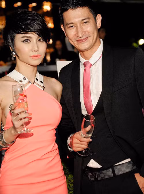 Đinh Ngọc Diệp xuất hiện với gương mặt ngày một khác lạ, nhiều fan cho rằng cô đã mất đi vẻ đẹp bầu bĩnh, đáng yêu ngày xưa. Xem thêm: Sai lầm thẩm mỹ: gọt cằm, người đẹp từ "tiên" hóa "tượng"