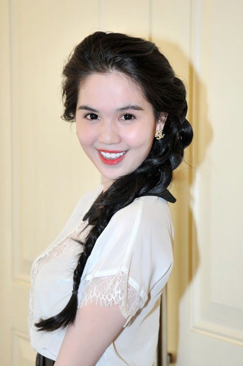Sau bài phỏng vấn gây ồn ào trên mạng, Ngọc Trinh vẫn xuất hiện xinh tươi và trẻ trung. Xem thêm: Sai lầm thẩm mỹ: gọt cằm, người đẹp từ "tiên" hóa "tượng" Sau bài phỏng vấn gây ồn ào trên mạng, Ngọc Trinh vẫn xuất hiện xinh tươi và trẻ trung. Xem thêm: Sai lầm thẩm mỹ: gọt cằm, người đẹp từ "tiên" hóa "tượng"