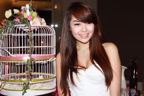 Không thể phủ nhận với chiếc cằm được cho là đã sửa thì Minh Hằng đẹp hơn. Xem thêm: Sai lầm thẩm mỹ: gọt cằm, người đẹp từ "tiên" hóa "tượng"