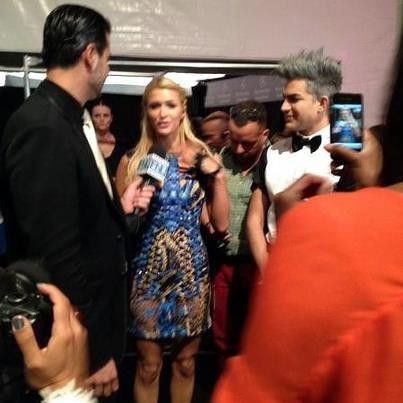 Paris Hilton gặp gỡ với nam ca sĩ đồng tính Adal Lambert tại show diễn của Falguni & Shane Peacock. Paris Hilton gặp gỡ với nam ca sĩ đồng tính Adal Lambert tại show diễn của Falguni & Shane Peacock.