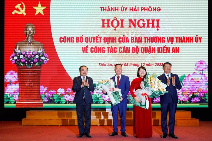 Lãnh đạo quận Kiến An tặng hoa chúc mừng tân Phó bí thư Quận uỷ (Ảnh: ĐT) Lãnh đạo quận Kiến An tặng hoa chúc mừng tân Phó bí thư Quận uỷ (Ảnh: ĐT)