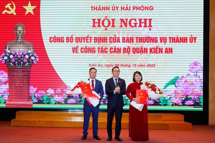 Ông Đào Trọng Đức – Trưởng ban Tổ chức Thành uỷ Hải Phòng trao quyết định và tặng hoa chúc mừng bà Bùi Thị Tuyết Mai (Ảnh: ĐT) Ông Đào Trọng Đức – Trưởng ban Tổ chức Thành uỷ Hải Phòng trao quyết định và tặng hoa chúc mừng bà Bùi Thị Tuyết Mai (Ảnh: ĐT)