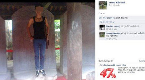 Cư dân mạng "điên cuồng" đòi xử lý thanh niên dẫm cả hai chân lên đầu rùa ở Văn Miếu.