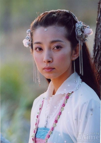 Lý Băng Băng – Liêu Trai Chí Dị (tập Hồ ly báo ân – 2005). Ai có thể nghĩ mỹ nhân mong manh, hiền dịu nhường này lại chính là hện thân của Hồ Ly Tinh?. Cho đến bây giờ, Lý Băng Băng vẫn được fan gọi trêu là "Lý Hồ Ly". (Ảnh: eva) Xem thêm: Sao hoa ngữ đẹp hút hồn/ Mỹ nhân facebook Việt.