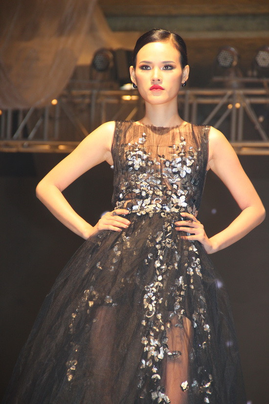 Tiền bối của Lê Thúy - Tuyết Lan đằm thắm trong bộ đầm đen hoa. (Ảnh: xz) Xem thêm: Diện sơ mi đẹp như Thanh Hằng/ Váy xinh chào hè 2012.