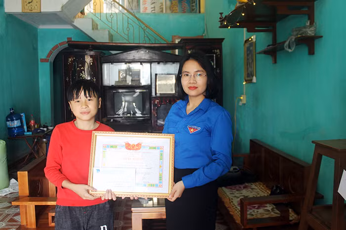 Nam sinh nghèo trả lại túi xách giá trị 50 triệu đồng cho người đánh rơi