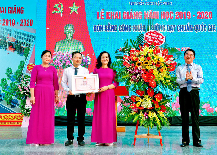 Lãnh đạo Ủy ban nhân dân thành phố Hải Phòng trao bằng công nhận đạt chuẩn Quốc gia mức độ 2 và đạt kiểm định chất lượng giáo dục cấp độ 3 cho Trường Trung học cơ sở Lạc Viên (Ảnh: Nhà trường cung cấp) Lãnh đạo Ủy ban nhân dân thành phố Hải Phòng trao bằng công nhận đạt chuẩn Quốc gia mức độ 2 và đạt kiểm định chất lượng giáo dục cấp độ 3 cho Trường Trung học cơ sở Lạc Viên (Ảnh: Nhà trường cung cấp)