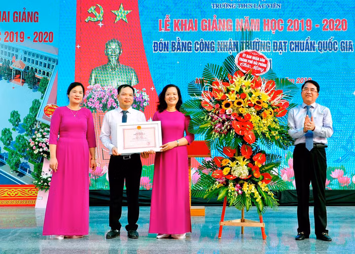 Lãnh đạo Ủy ban nhân dân thành phố Hải Phòng trao bằng công nhận đạt chuẩn Quốc gia mức độ 2 và đạt kiểm định chất lượng giáo dục cấp độ 3 cho Trường Trung học cơ sở Lạc Viên (Ảnh: Nhà trường cung cấp)