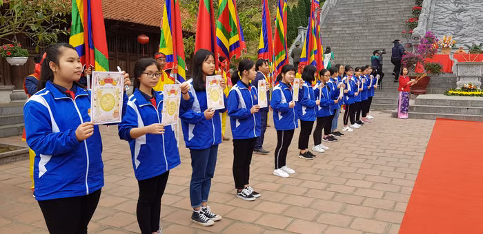 Lễ hội khai bút có sự tham gia của các học sinh trường Trung học phổ thông Chu Văn An (Ảnh: CTV) Lễ hội khai bút có sự tham gia của các học sinh trường Trung học phổ thông Chu Văn An (Ảnh: CTV)