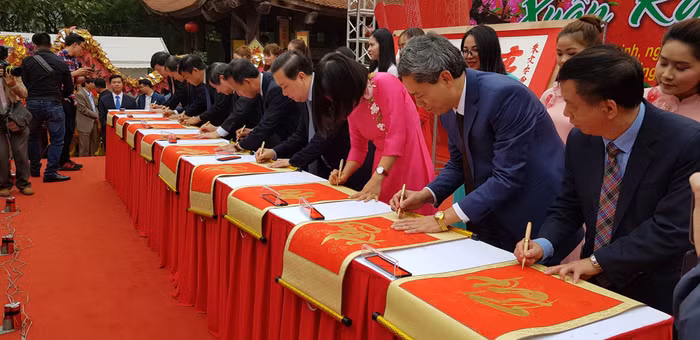 Các đại biểu khai bút đầu Xuân (Ảnh: CTV) Các đại biểu khai bút đầu Xuân (Ảnh: CTV)