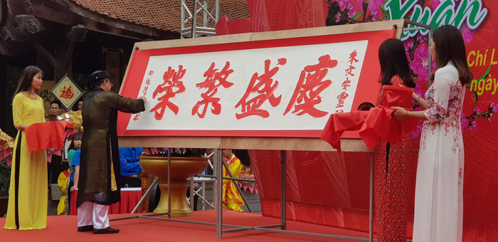 Nhà thư pháp trình diễn màn khai bút với 4 chữ Khánh, Thịnh, Phồn, Vinh (Ảnh: CTV) Nhà thư pháp trình diễn màn khai bút với 4 chữ Khánh, Thịnh, Phồn, Vinh (Ảnh: CTV)