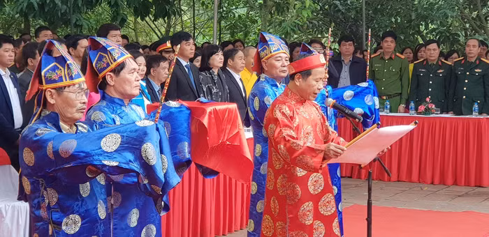 Nghi lễ dâng hương tại đền thờ Nhà giáo Chu Văn An (Ảnh: CTV) Nghi lễ dâng hương tại đền thờ Nhà giáo Chu Văn An (Ảnh: CTV)