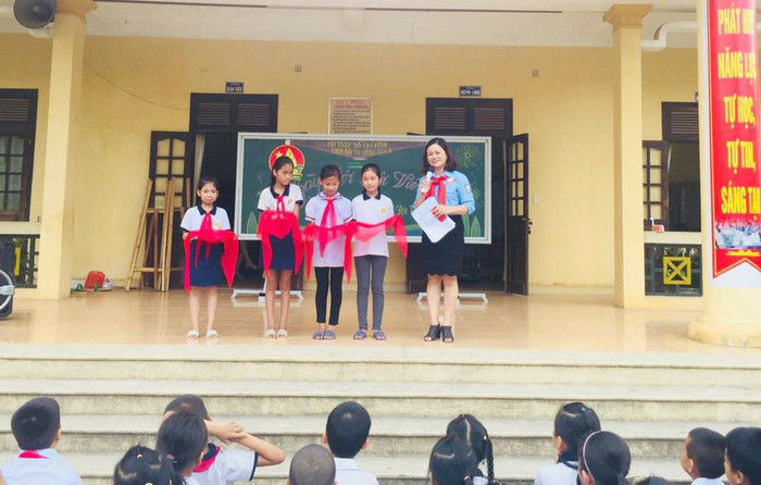 Cô giáo Hợi hướng dẫn học sinh thắt khăn quàng đỏ (Ảnh: CTV) Cô giáo Hợi hướng dẫn học sinh thắt khăn quàng đỏ (Ảnh: CTV)