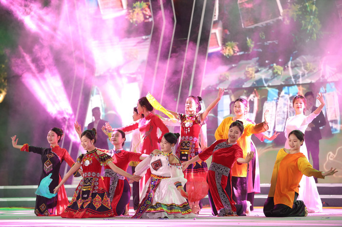 Tiết mục văn nghệ của Trường Đại học Hải Phòng được đầu tư, dàn dựng công phu (Ảnh: NTCC) Tiết mục văn nghệ của Trường Đại học Hải Phòng được đầu tư, dàn dựng công phu (Ảnh: NTCC)