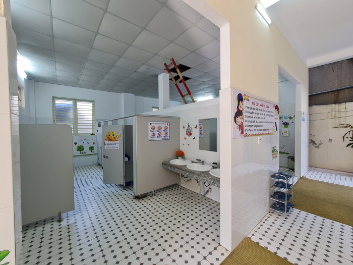 Nhà vệ sinh của Trường Tiểu học Dư Hàng được xây dựng hiện đại, sạch đẹp (Ảnh: Lã Tiến)