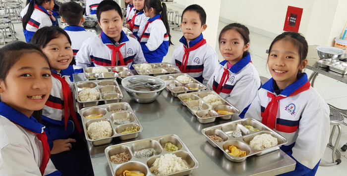 Học sinh được ăn bán trú tại trường bảo đảm an toàn vệ sinh thực phẩm, đủ dinh dưỡng theo tiêu chuẩn (Ảnh: Lã Tiến)