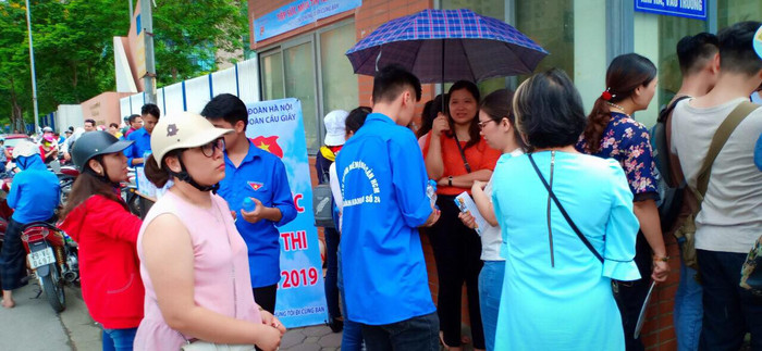 Các tình nguyện viên trao nước miến phí đến tận tay phụ huynh. (Ảnh: Vũ Ninh) Các tình nguyện viên trao nước miến phí đến tận tay phụ huynh. (Ảnh: Vũ Ninh)