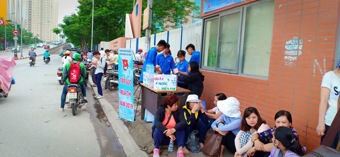 Quầy nước miến phí được đặt trước cổng trường để tiếp sức cho phụ huynh và thí sinh. (Ảnh: Vũ Ninh) Quầy nước miến phí được đặt trước cổng trường để tiếp sức cho phụ huynh và thí sinh. (Ảnh: Vũ Ninh)