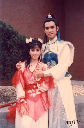 Dương Khang (Phan Hoành Bân) – Mục Niệm Từ (Khâu Thục Trinh) trong Anh Hùng Xạ Điêu phiên bản 1988 do Đài Loan sản xuất. Dương Khang (Phan Hoành Bân) – Mục Niệm Từ (Khâu Thục Trinh) trong Anh Hùng Xạ Điêu phiên bản 1988 do Đài Loan sản xuất.