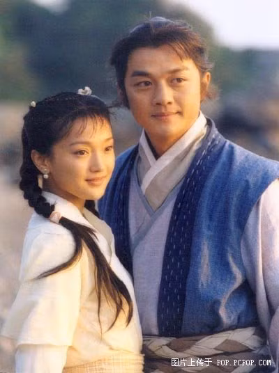 Quách Tĩnh (Lý Á Bằng) – Hoàng Dung ( Châu Tấn), phiên bản Anh Hùng Xạ Điêu do CTV sản xuất năm 2003. Quách Tĩnh (Lý Á Bằng) – Hoàng Dung ( Châu Tấn), phiên bản Anh Hùng Xạ Điêu do CTV sản xuất năm 2003.