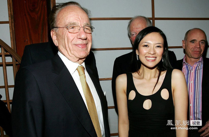 Ngày 6/12/2005, Chương Tử Di bên cạnh Giám đốc điều hành truyền thông toàn cầu Rupert Murdoch trong đêm công chiếu “Hồi ức một Geisha”. Ngày 6/12/2005, Chương Tử Di bên cạnh Giám đốc điều hành truyền thông toàn cầu Rupert Murdoch trong đêm công chiếu “Hồi ức một Geisha”.