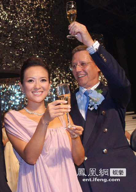 Ngày 1/9/2008, Chương Tử Di có mặt tại Millfun 1933 tham dự một sự kiện trang sức bạch kim do Hiệp hội bạch kim thế giới tổ chức. Chương Tử Di xuất hiện trong bộ đầm ánh hồng duyên dáng bên cạnh người phụ trách của hiệp hội này.