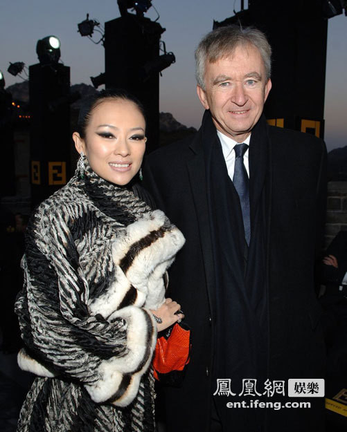 Ngày 19/10/2007 trong chương trình biểu diễn thời trang của hãng Fendi tại Vạn Lý Trường Thành, Chương Tử Di là khách mời của sự kiện này bên cạnh ông chủ tịch LVMH là Bernard Arnault. Ngày 19/10/2007 trong chương trình biểu diễn thời trang của hãng Fendi tại Vạn Lý Trường Thành, Chương Tử Di là khách mời của sự kiện này bên cạnh ông chủ tịch LVMH là Bernard Arnault.