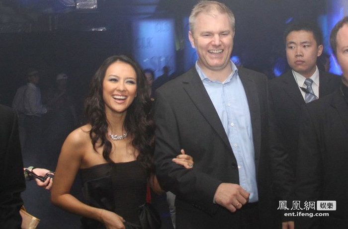 Ngày 18/10/2008 tại Thượng Hải, Chương Tử Di tham dự một sự kiện do hãng Mercedes-Benz tổ chức, cô chụp ảnh cùng một lãnh đạo cấp cao của hãng trong đêm diễn ra sự kiện.