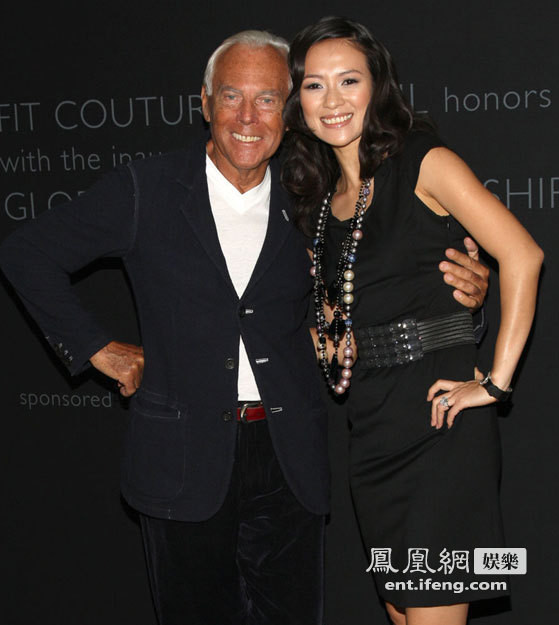 Tháng 6/2008, tại lễ trao giải của Hiệp hội thiết kế thời trang diễn ra tại New York, Chương Tử Di thân mật chụp ảnh cùng nhà thiết kế danh tiếng George Armani. Tháng 6/2008, tại lễ trao giải của Hiệp hội thiết kế thời trang diễn ra tại New York, Chương Tử Di thân mật chụp ảnh cùng nhà thiết kế danh tiếng George Armani.