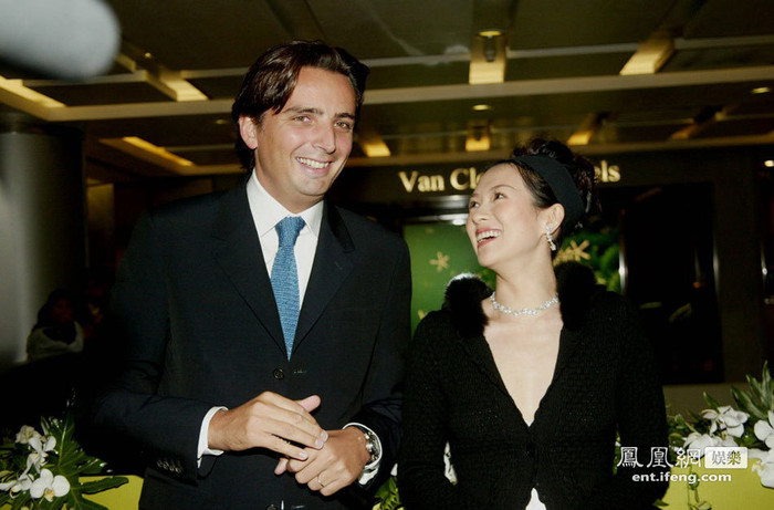 Ngày 21/20/2005 tại Bắc Kinh, Chương Tử Di và doanh nhân trang sức người Pháp Van Cleef & Arpels trong đêm khai trương cửa hàng đầu tiên tại đây. Ngày 21/20/2005 tại Bắc Kinh, Chương Tử Di và doanh nhân trang sức người Pháp Van Cleef & Arpels trong đêm khai trương cửa hàng đầu tiên tại đây.