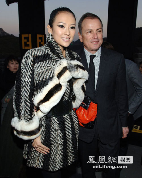 Cũng trong chương trình hôm đó, Chương Tử Di chụp ảnh cùng Giám đốc điều hành thươn hiệu Fendi là ông Michael Burke. Cũng trong chương trình hôm đó, Chương Tử Di chụp ảnh cùng Giám đốc điều hành thươn hiệu Fendi là ông Michael Burke.