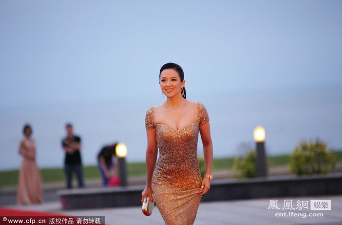 Xuất hiện tại thảm đỏ trong sự kiện điện ảnh lần này, Chương Tử Di vận trang phục ôm sát màu ánh đồng lấp lánh. Khuôn mặt của Hoa đán họ Chương hiện lên nét tươi trẻ đầy sức sống. Xuất hiện tại thảm đỏ trong sự kiện điện ảnh lần này, Chương Tử Di vận trang phục ôm sát màu ánh đồng lấp lánh. Khuôn mặt của Hoa đán họ Chương hiện lên nét tươi trẻ đầy sức sống.