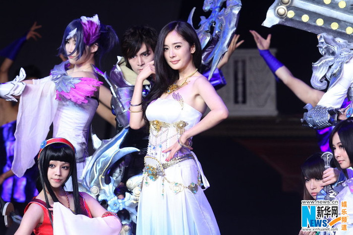 Dương Mịch xuất hiện lộng lẫy bên cạnh các nhân vật trong tạo hình cosplay.