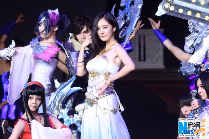 Dương Mịch xuất hiện lộng lẫy bên cạnh các nhân vật trong tạo hình cosplay.