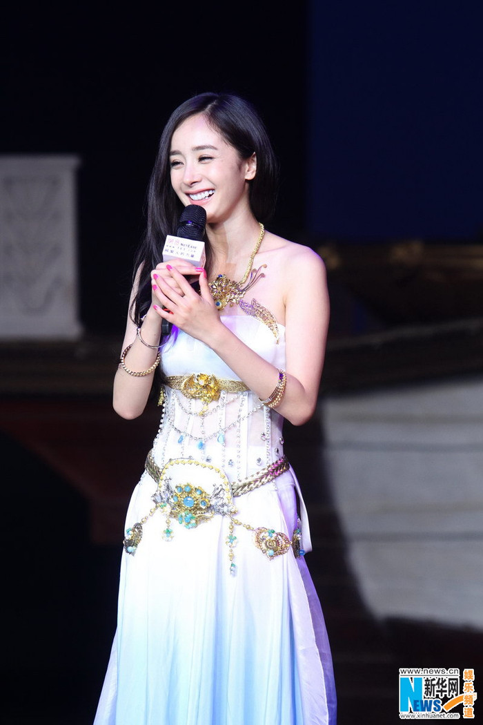 Xinh đẹp rạng ngời giao lưu cùng người hâm mộ.