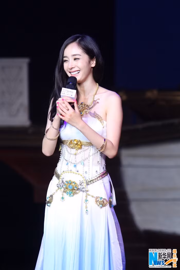 Xinh đẹp rạng ngời giao lưu cùng người hâm mộ.