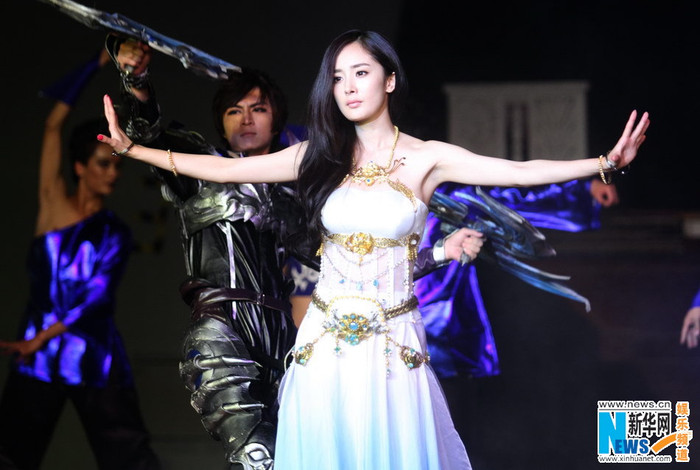 Khi được hỏi về một vài sự cố trên thảm đỏ khi tham dự sự kiện LHP Cannes 65, Dương Mịch cho biết, bản thân cô lần đầu tới một sự kiện điện ảnh quốc tế nên chưa có kinh nghiệm gì nhiều nên có phần lúng túng.