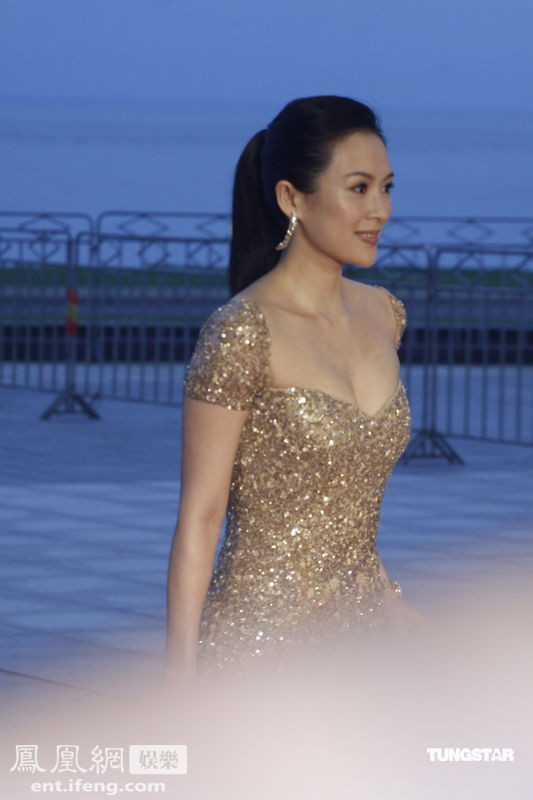 Chương Tử Di vừa bay về từ Hồng Kông sau khi gặp luật sư ở đây để bàn về việc kiện tụng trước những tin đồn thất thiệt về cô hôm 29/5. Chương Tử Di vừa bay về từ Hồng Kông sau khi gặp luật sư ở đây để bàn về việc kiện tụng trước những tin đồn thất thiệt về cô hôm 29/5.