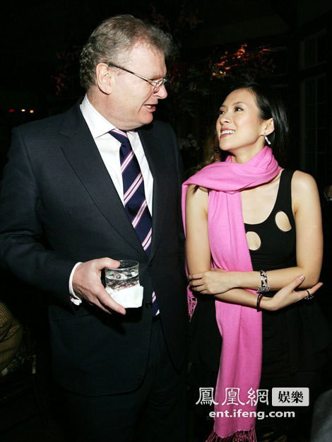 Ngày 6/10/2005, Chương Tử Di bên cạnh Giám đốc điều hành hãng Sony là ông Howard Stringer trong đêm ra mắt phim “Hồi ức một Geisha”. Ngày 6/10/2005, Chương Tử Di bên cạnh Giám đốc điều hành hãng Sony là ông Howard Stringer trong đêm ra mắt phim “Hồi ức một Geisha”.