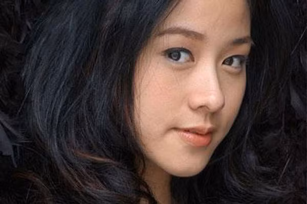 Nữ diễn viên Hồng Kông \khi đóng bộ phim “Quái vật” do phải hóa trang nên ảnh hưởng nhiều tới làn da của cô, vì vậy mà đoàn phim đã quyết định bỏ ra 10 triệu nhân dân tệ (hơn 33 tỉ đồng) để mua bảo hiểm cho khuôn mặt xinh đẹp của cô.