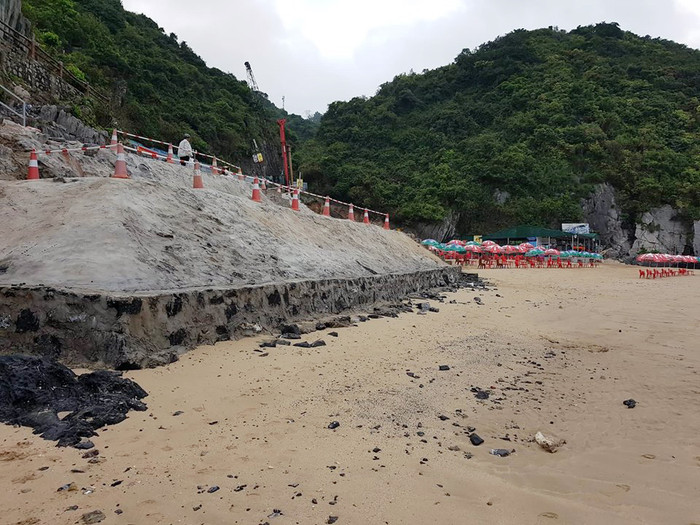 Flamingo còn đổ bê tông lấn bãi biển Cát Cò 1 (Ảnh: Lã Tiến) Flamingo còn đổ bê tông lấn bãi biển Cát Cò 1 (Ảnh: Lã Tiến)